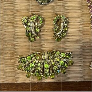 True Vintage Set HOLLYCRAFT Brooch + Earrings Peridot Green Stones Ornate Golden